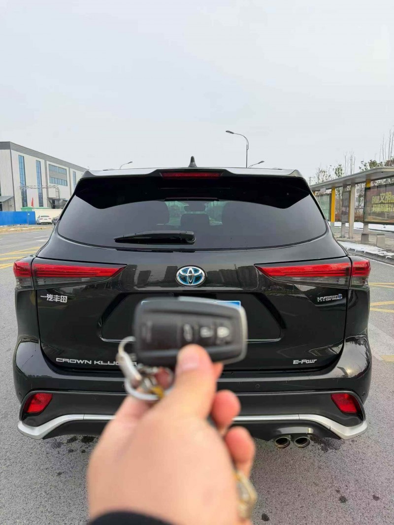 济宁23年丰田皇冠8