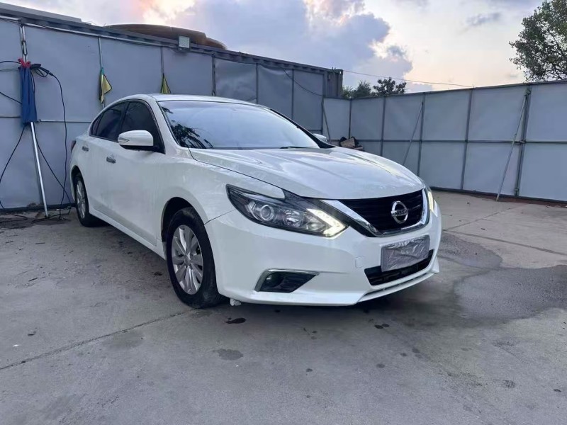 青島18年日產天籟2