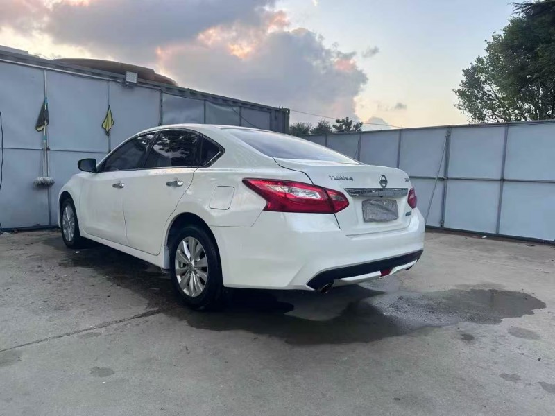 青島18年日產天籟8