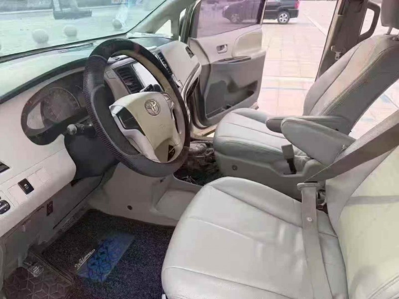 滨州12年丰田塞纳8