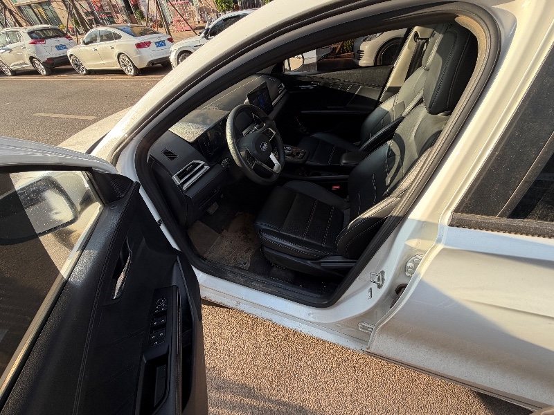 红河23年比亚迪E33