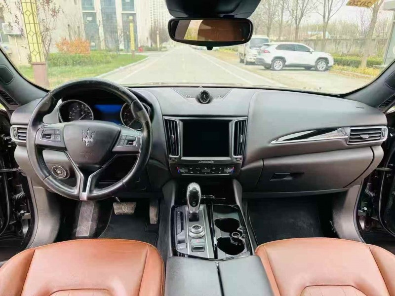 济宁18年玛莎拉蒂Levante4