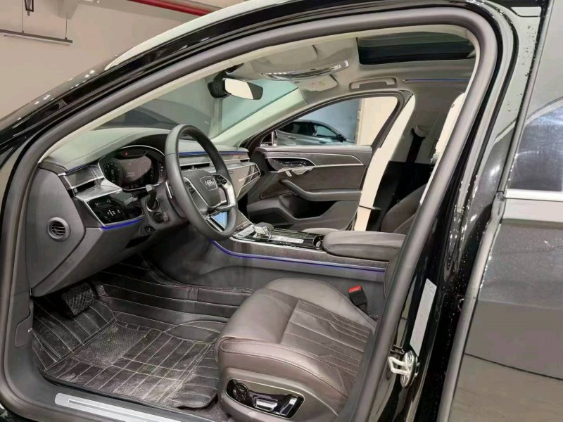 成都23年奥迪A8L6