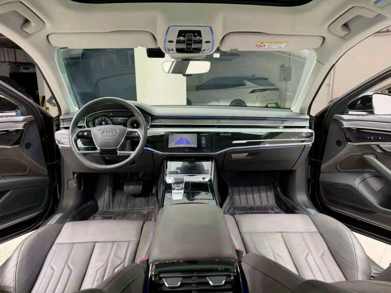 成都23年奥迪A8L9