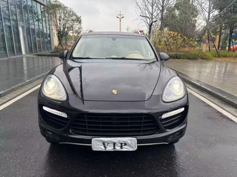 常德14年保时捷卡宴1