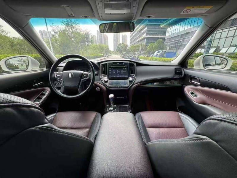 东莞18年丰田皇冠4