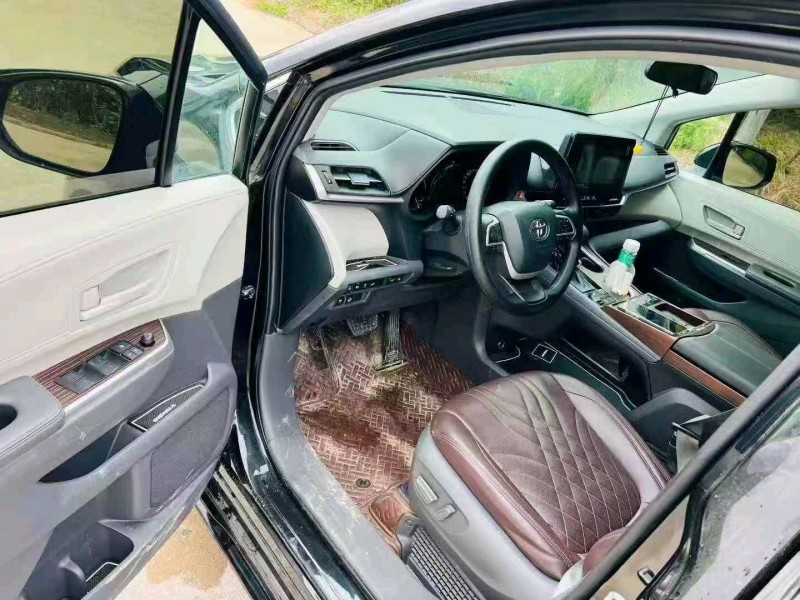 烟台23年丰田塞纳4