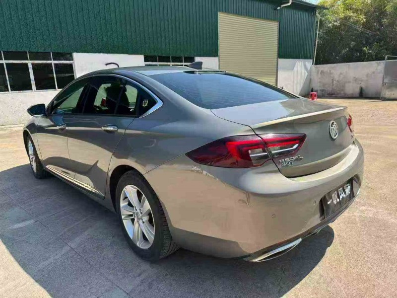 湛江18年别克君威8