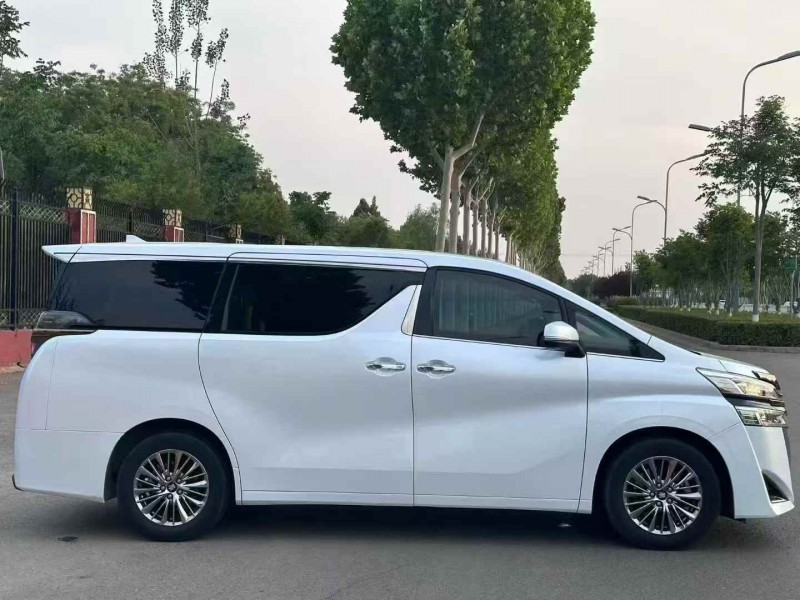 郑州23年丰田威尔法3