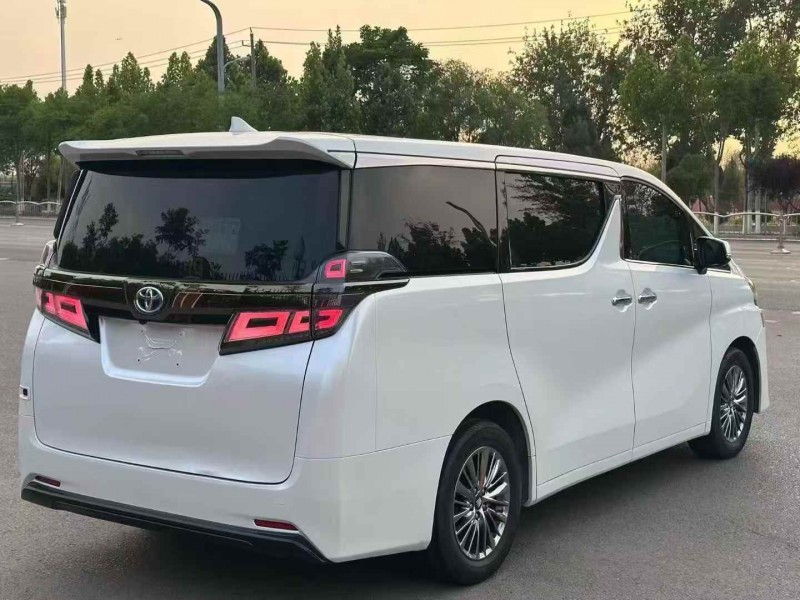 郑州23年丰田威尔法7