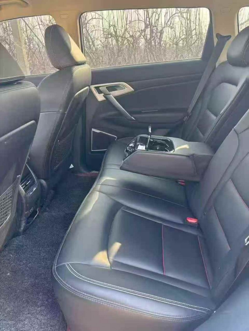 济宁19年吉利博越5