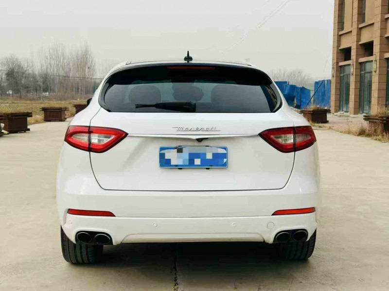 济宁18年玛莎拉蒂Levante9