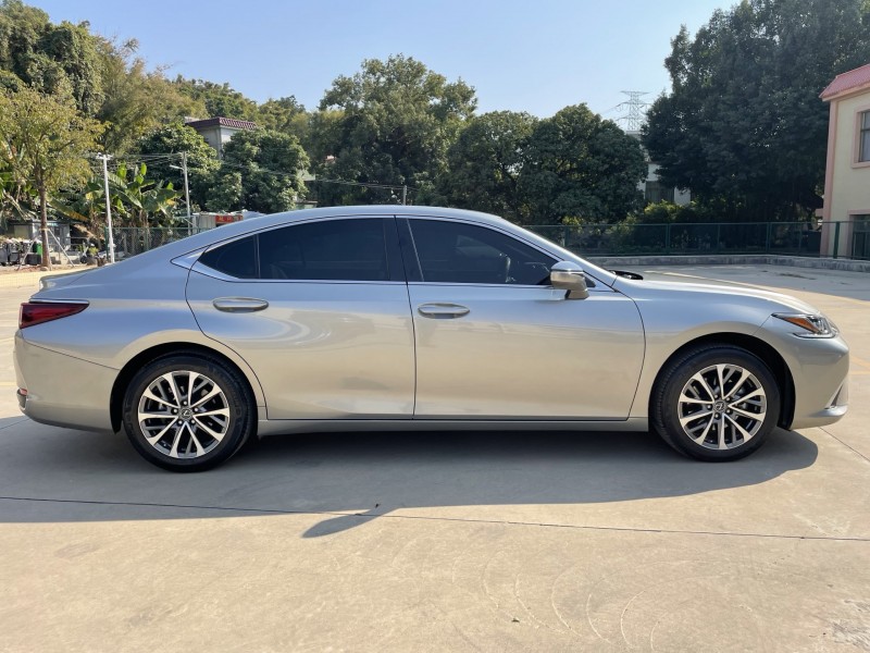 中山23年雷克萨斯ES2