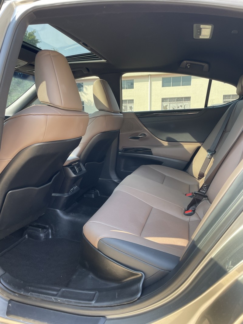 中山23年雷克萨斯ES6