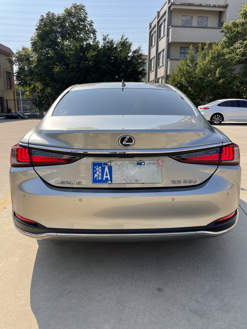 中山23年雷克萨斯ES9