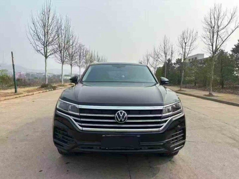 张家界21年大众途锐1