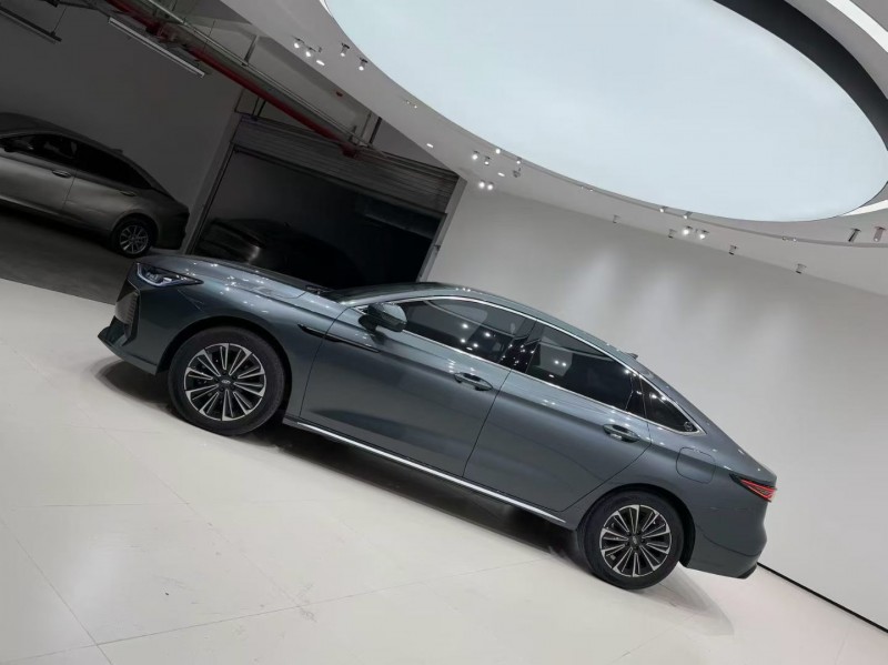 成都25年奇瑞风云9