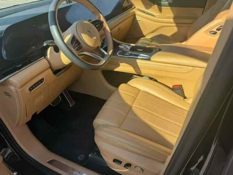 东营23年岚图汽车梦想家4