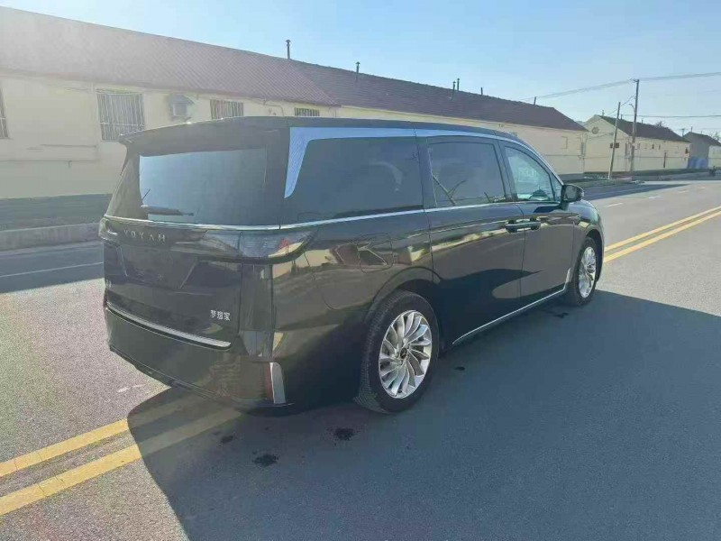 东营23年岚图汽车梦想家8