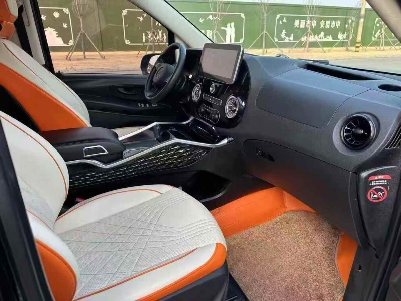 济宁23年奔驰威霆6