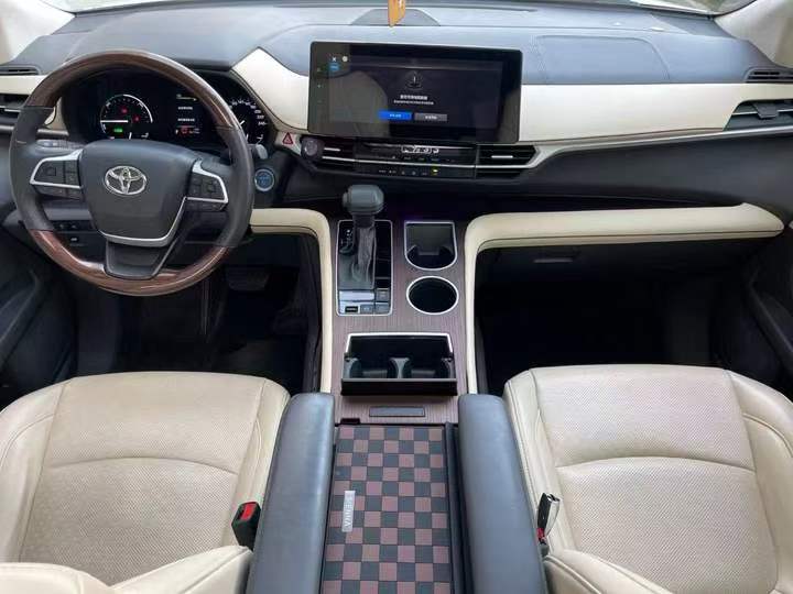 济宁22年丰田塞纳4