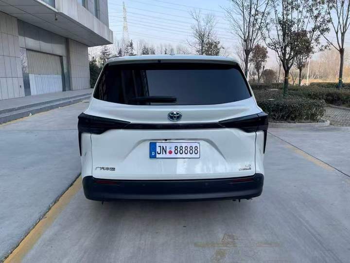 济宁22年丰田塞纳8