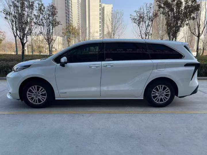 济宁22年丰田塞纳9