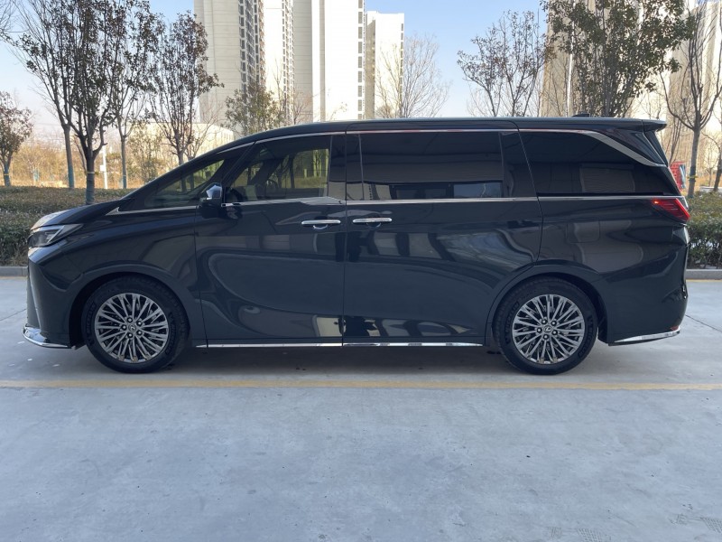 济宁24年雷克萨斯LM雷尔法9