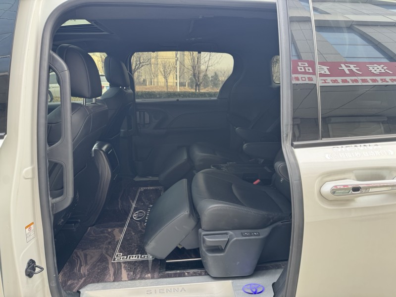 济宁24年丰田塞纳6