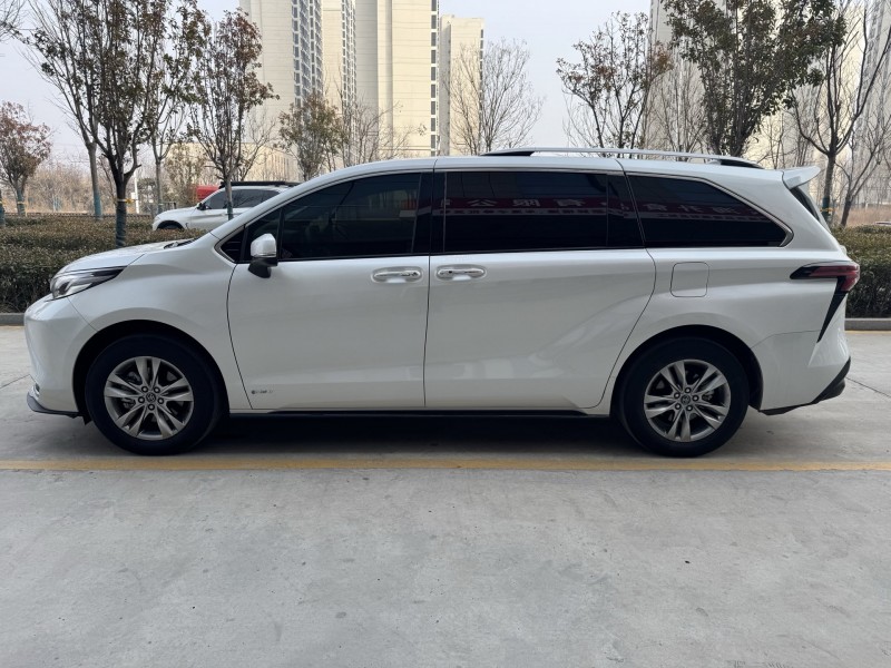 济宁24年丰田塞纳8