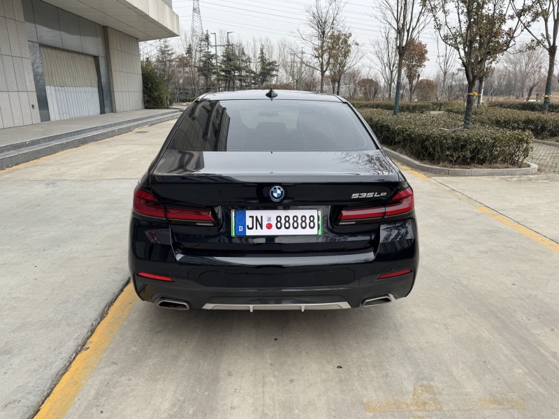 济宁22年宝马5系9