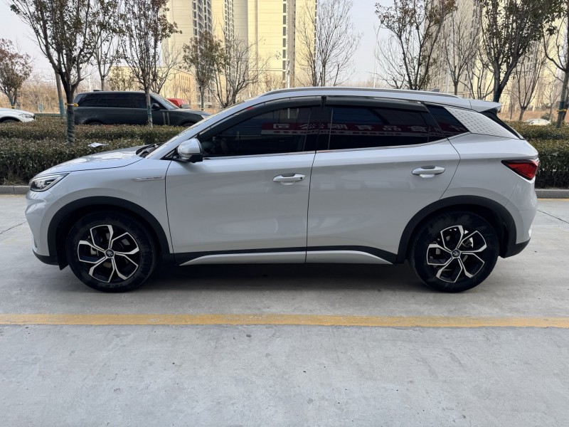 济宁24年比亚迪元8