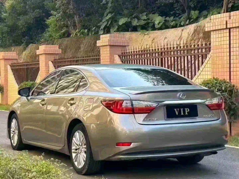 江门18年雷克萨斯ES8