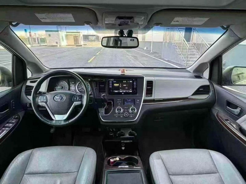 济南16年丰田塞纳4