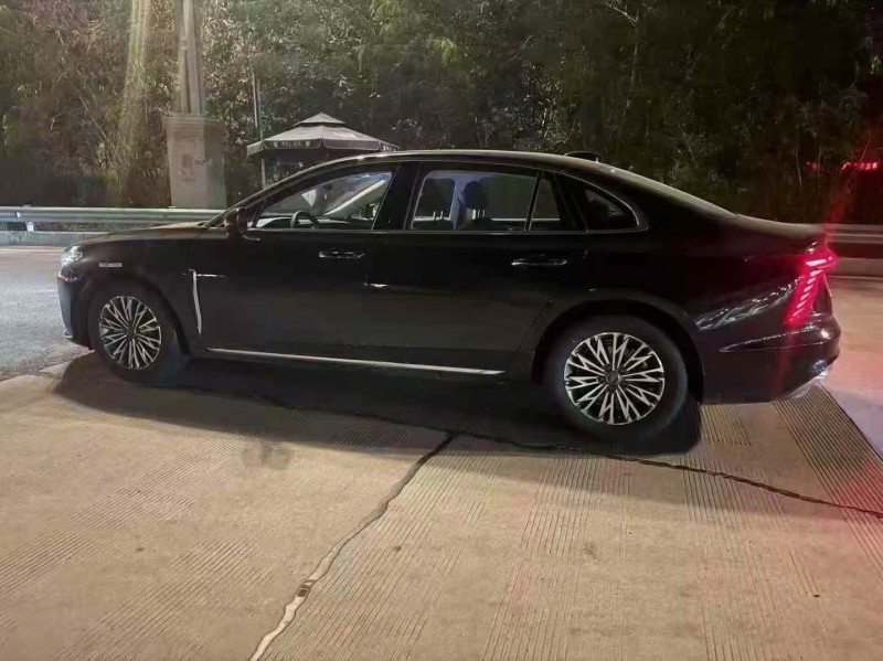 重庆25年红旗H52