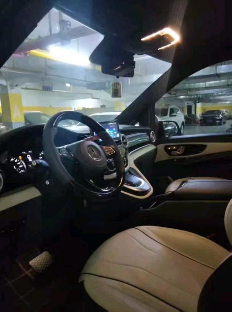 台州23年奔驰威霆8