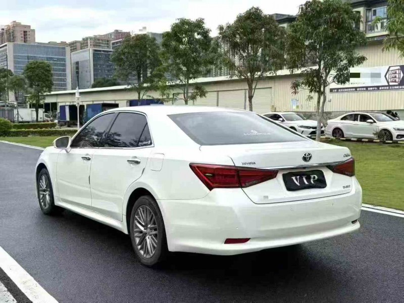 东莞17年丰田皇冠8