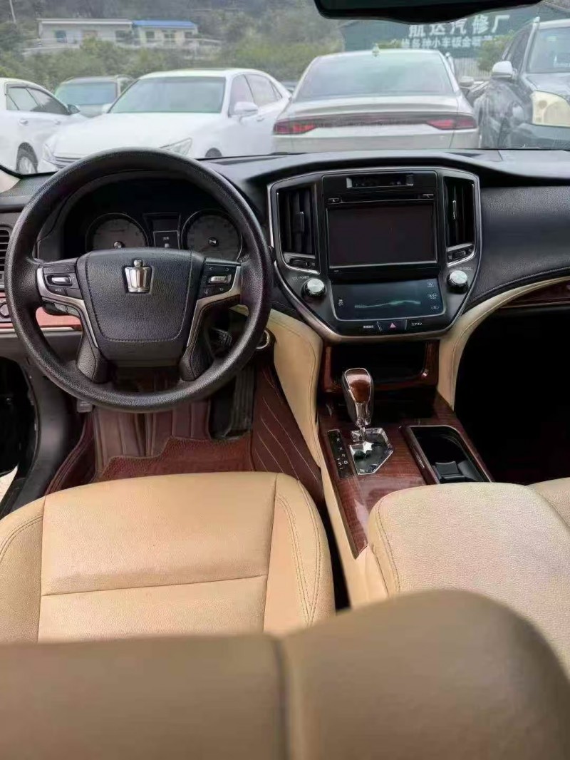 南宁18年丰田皇冠4