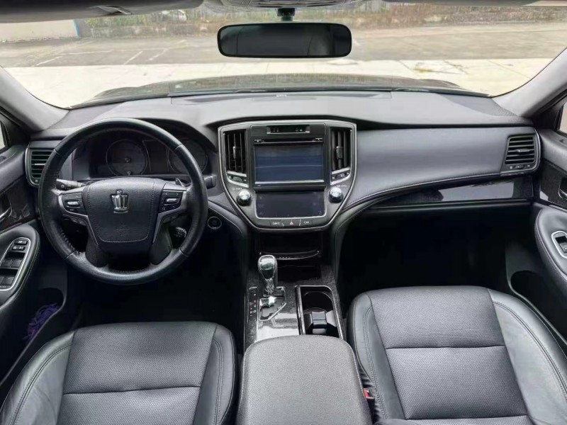 东莞18年丰田皇冠5