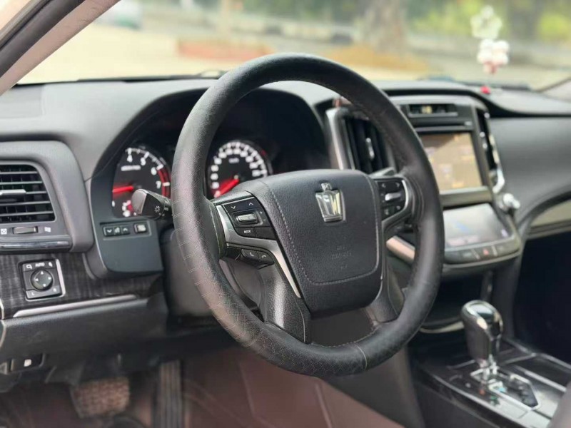 汕头16年丰田皇冠5