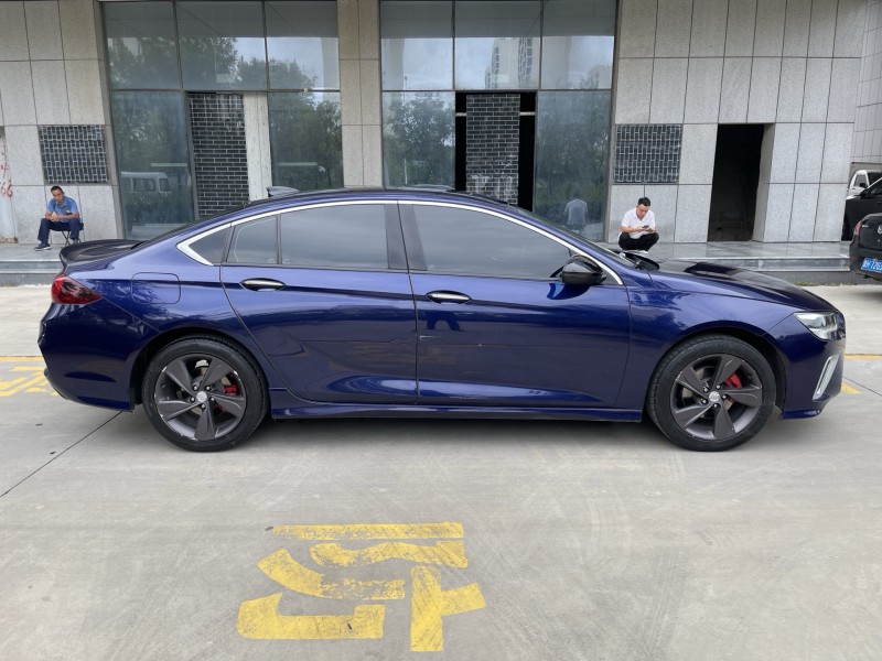 济宁21年别克君威8