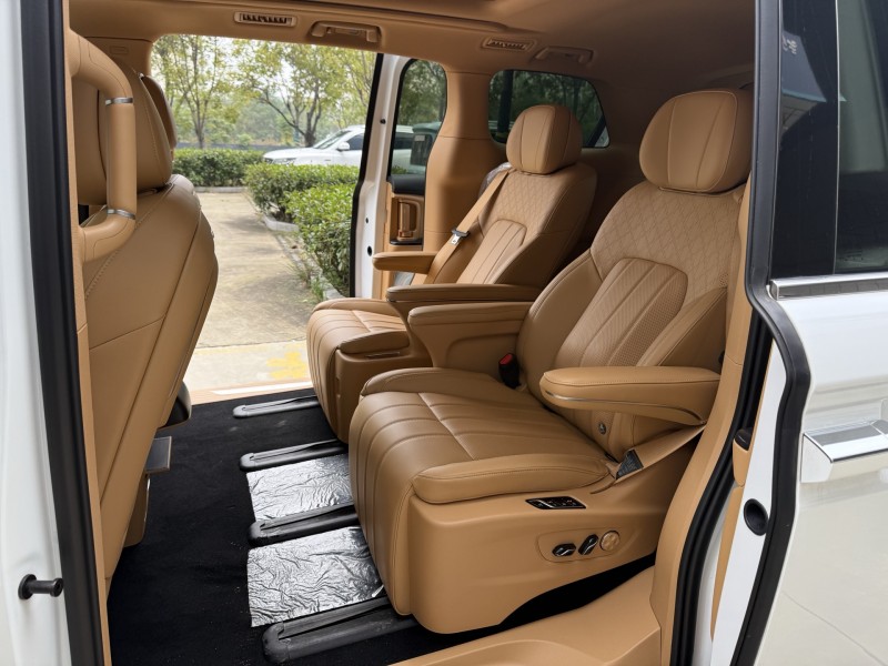 济宁25年岚图汽车梦想家4