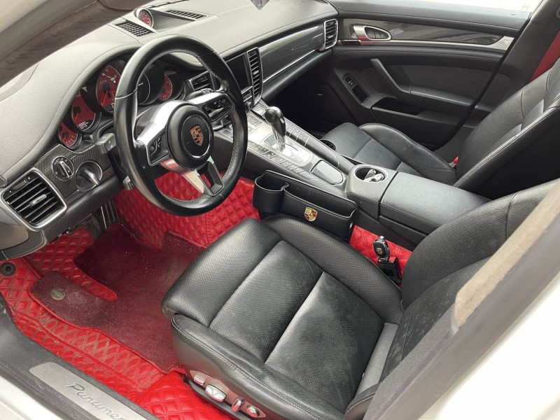 济宁14年保时捷帕拉梅拉6