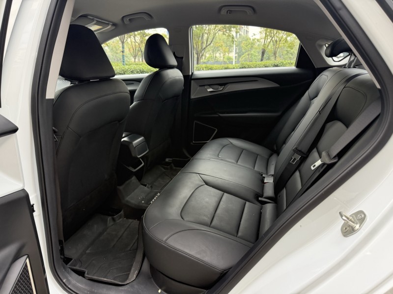 济宁24年吉利几何6