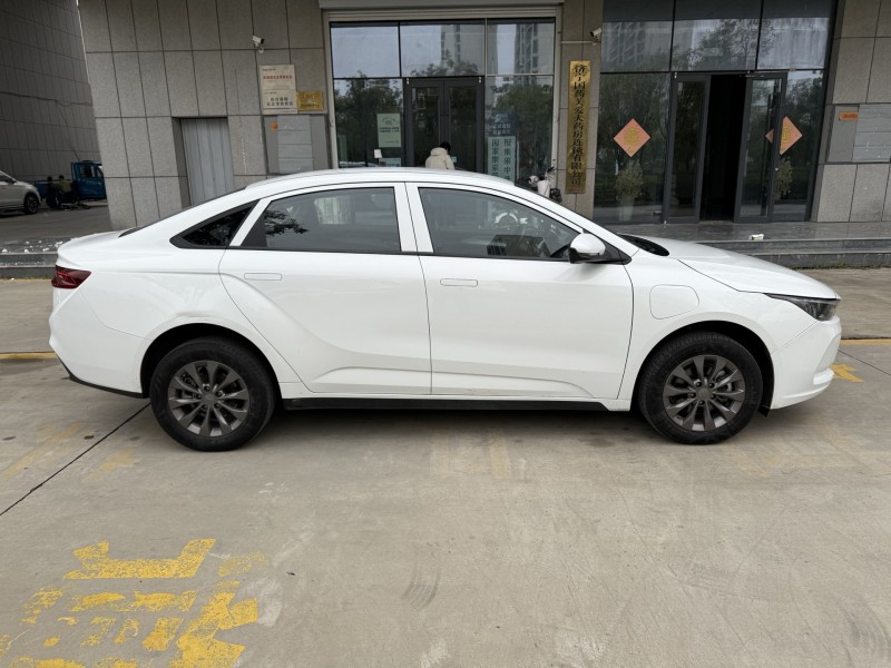 济宁24年吉利几何8