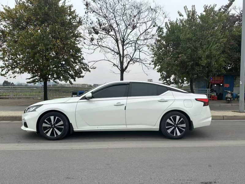 柳州21年日产天籁8