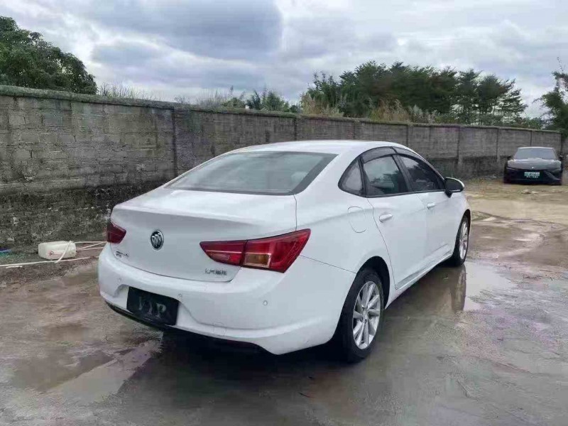 佛山19年别克威朗8