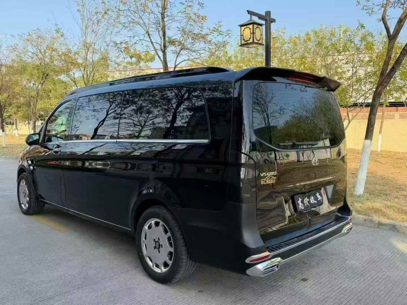 广州23年奔驰威霆8