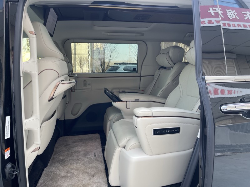 济宁24年雷克萨斯LM雷尔法8