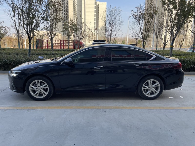 济宁22年别克君威8